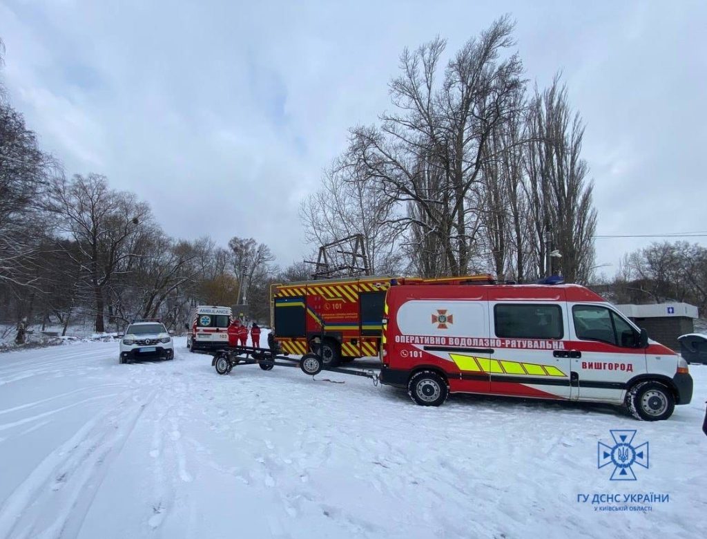 Вісім рятувальників виїхали визволяти одного рибалку