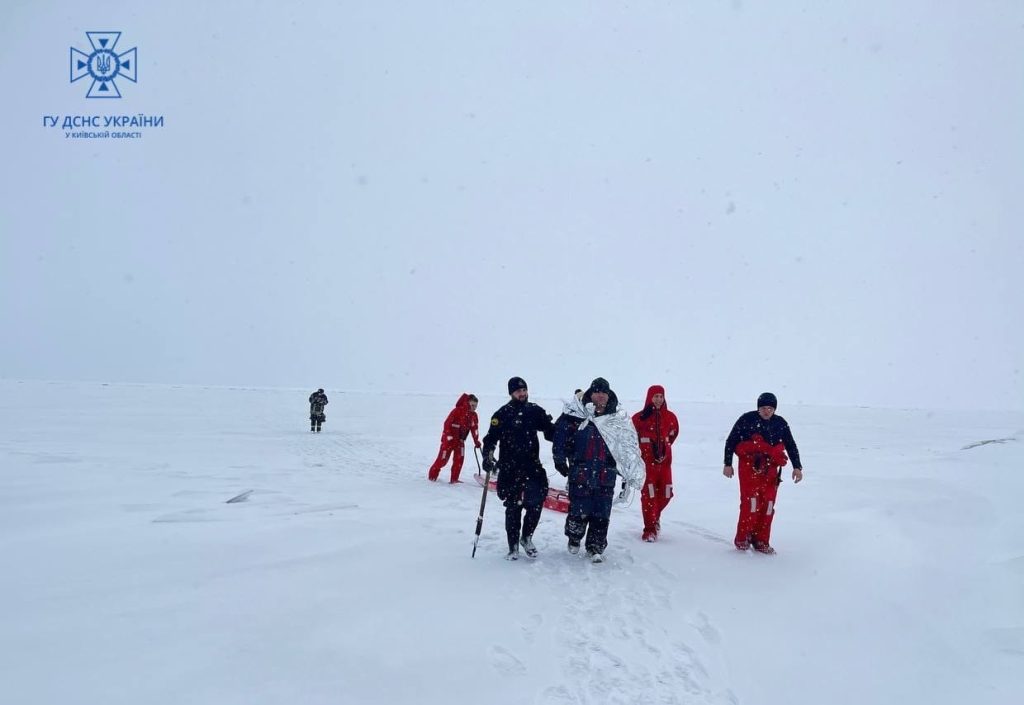 Вісім рятувальників виїхали визволяти одного рибалку