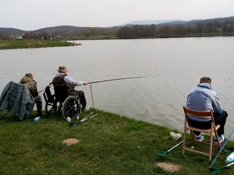 Ветерани та поранені військові відпочили на рибалці в Закарпатті в рамках психологічної реабілітації