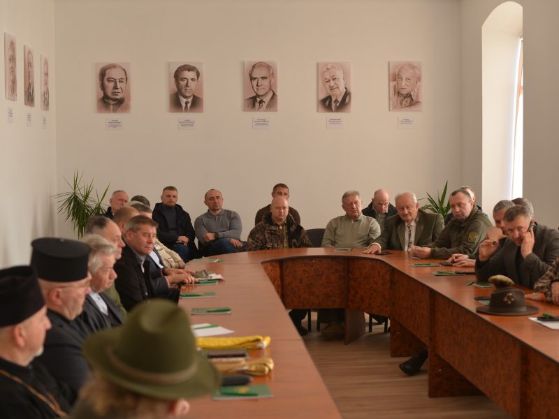Прикарпатський коледж зібрав депутатів, бізнес та мисливців, щоб з’ясувати: а хто взагалі буде працювати в угіддях?