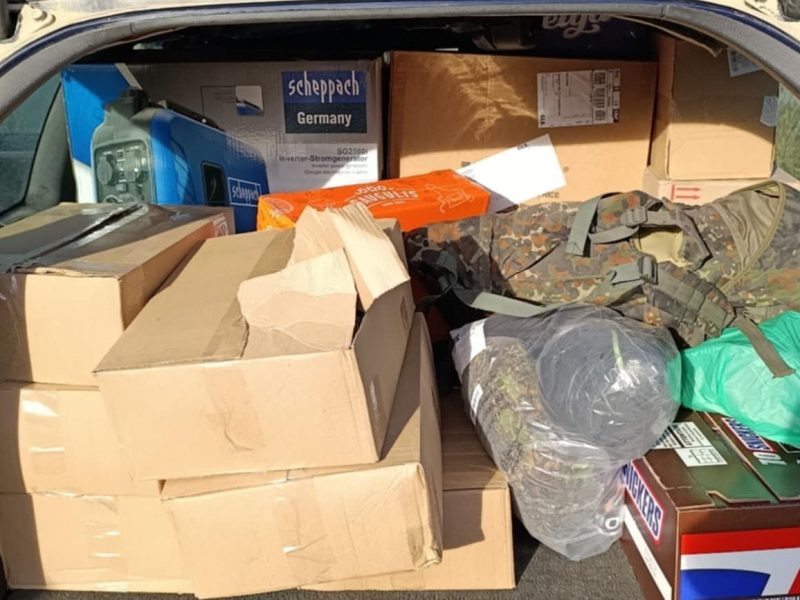 Латвійські мисливці передали українським військовим генератор, обладнання та консерви з дичини