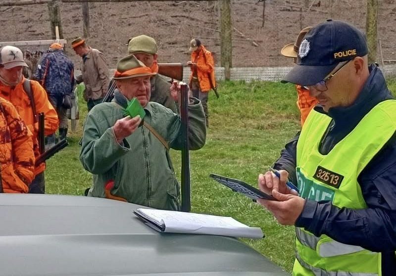 Чеська поліція побажала мисливцям «точної мушки», а український нацпарк пов’язав відкриття сезону з «новими ризиками війни»: два підходи до однієї теми